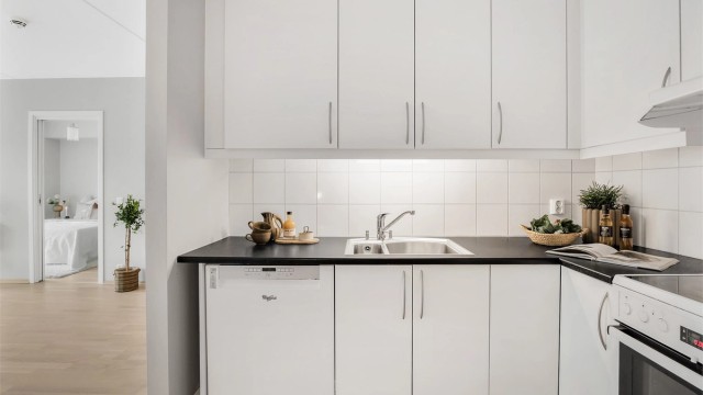 Flislagte felt på vegg over benkeplater av laminat.