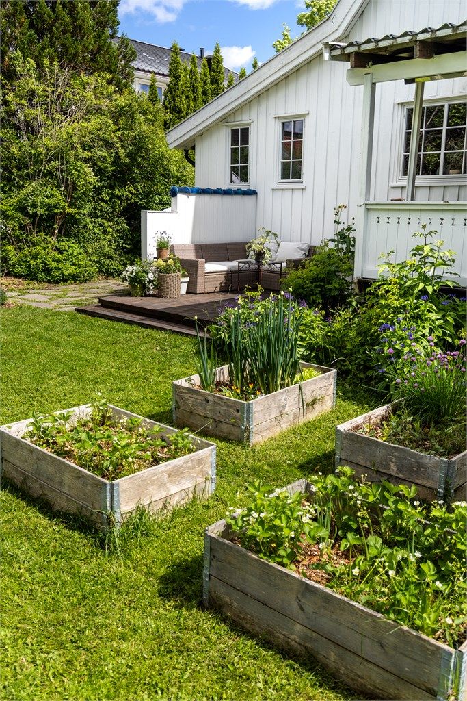 Hagen er pent opparbeidet og rammer inn boligen på en fin måte.