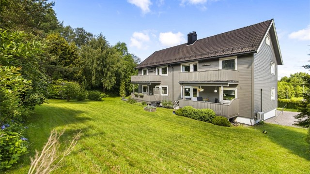 Eiendommen ligger i et barnevennlig område med flere lekeplasser i nærheten.