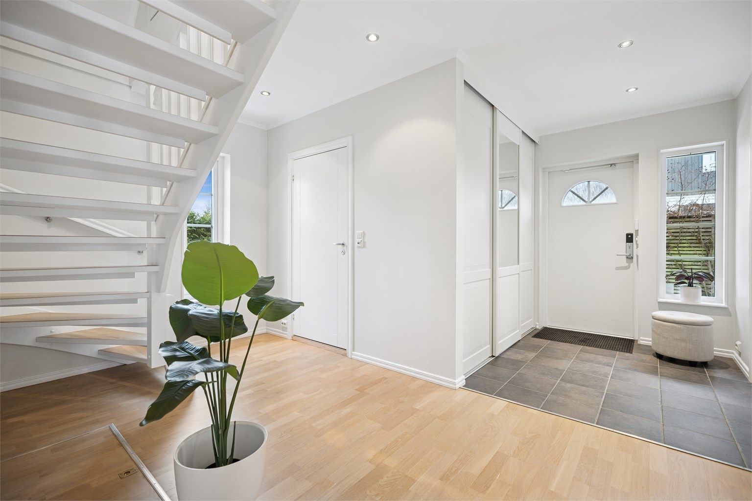 Boligen har en romslig og åpen entré/gang med skyvedørsgarderobe og gulvvarme.