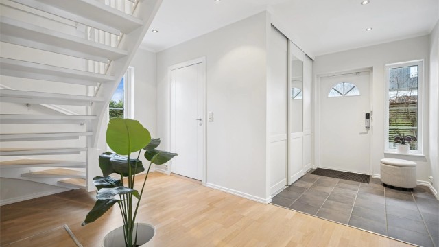 Boligen har en romslig og åpen entré/gang med skyvedørsgarderobe og gulvvarme.