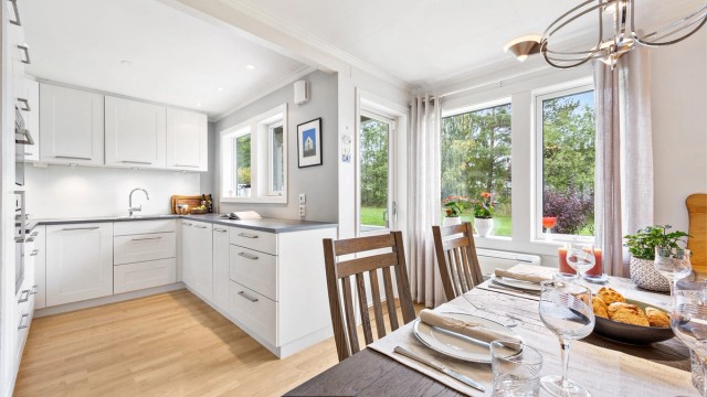 Kjøkkenløsningen gir god kontakt med spisestuen og hagen utenfor.