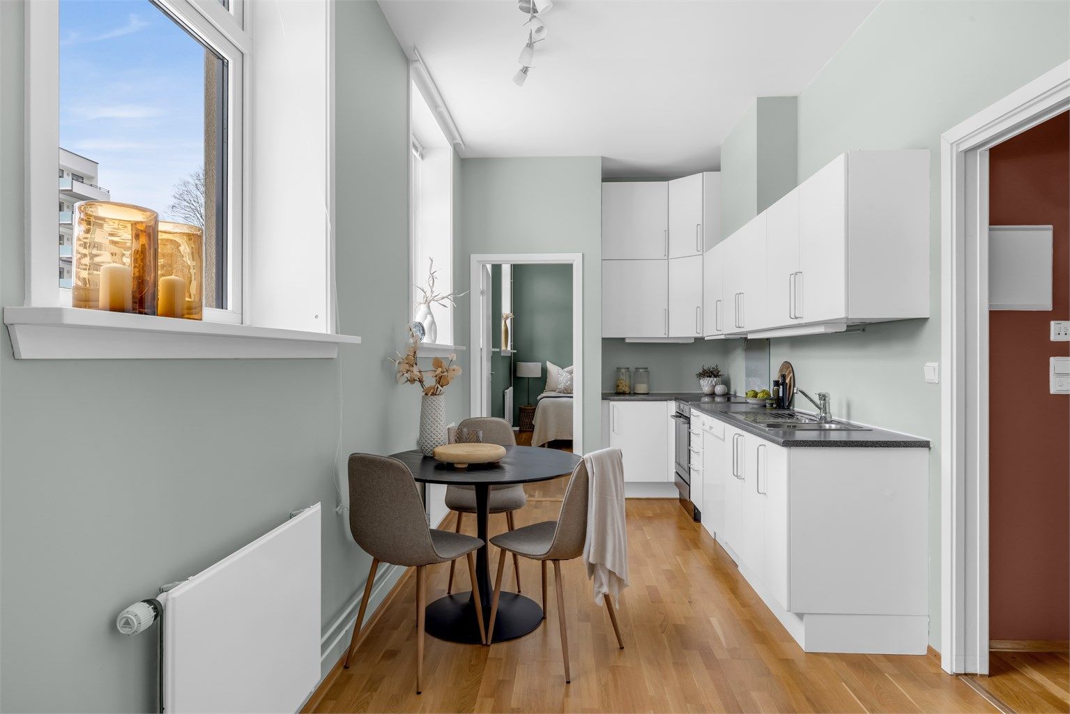 Kjøkkenet har delvis åpen løsning mot stuen med plass til hyggelig frokostbord. 