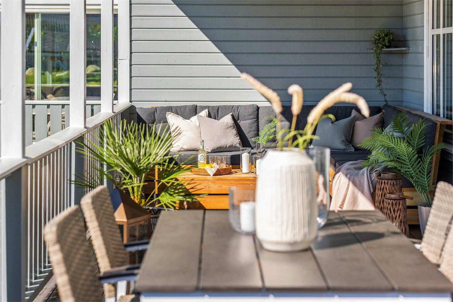 Terrassen kan møbleres med både spisegruppe, og sittegruppe for avslapping.