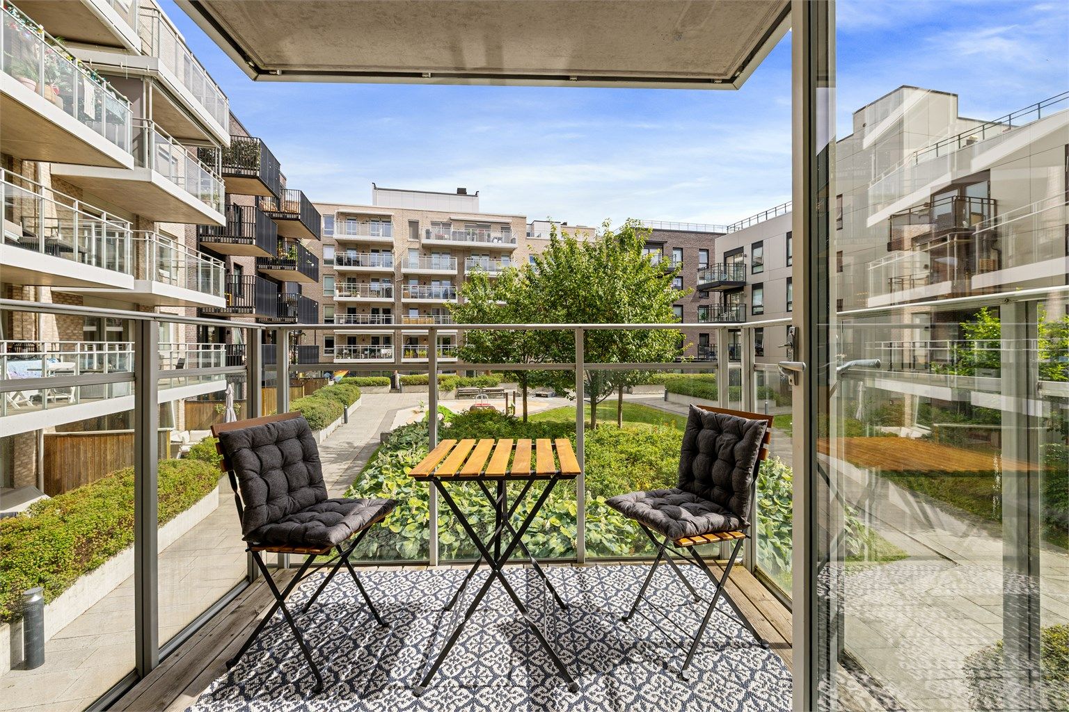 Leilighetens 2 balkong på ca. 5 m² er et hyggelig sted for morgenkaffen eller en stille pause i løpet av dagen.