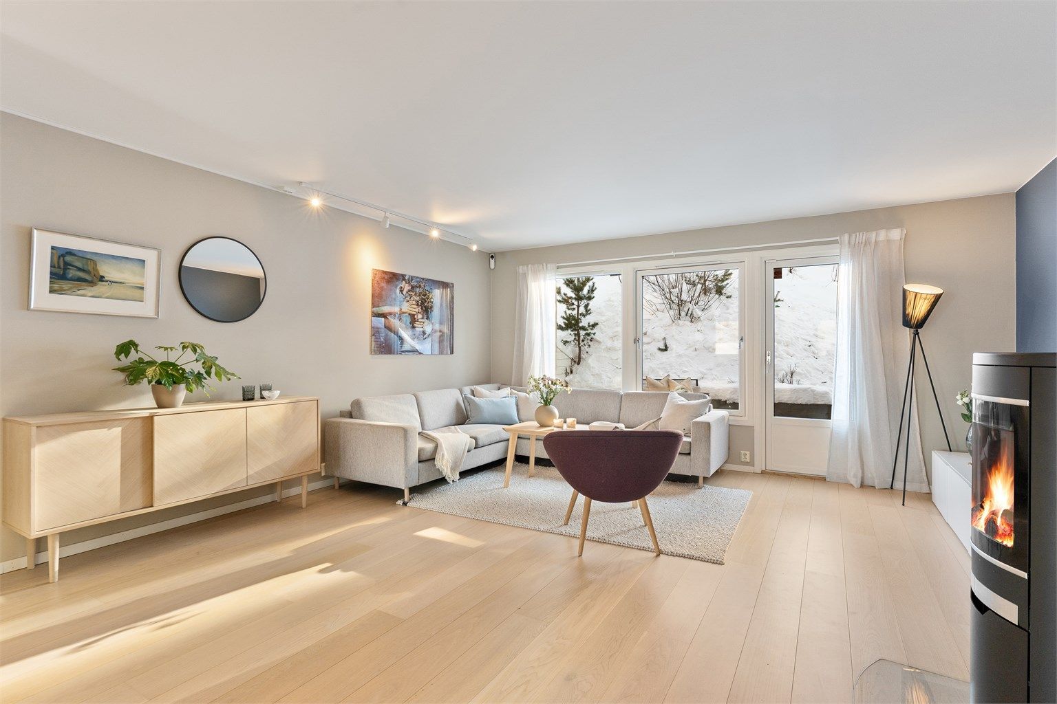 I første etasje har du stue og kjøkken, som skaper et lyst og åpent fellesrom