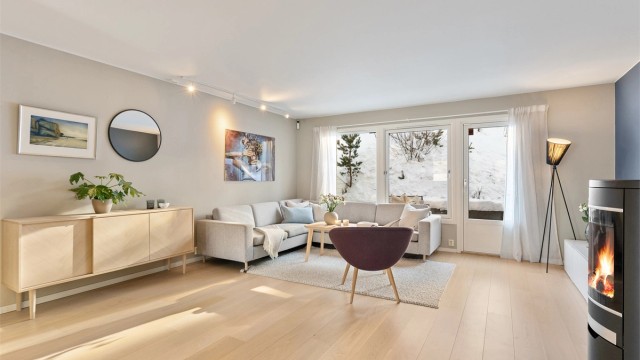 I første etasje har du stue og kjøkken, som skaper et lyst og åpent fellesrom