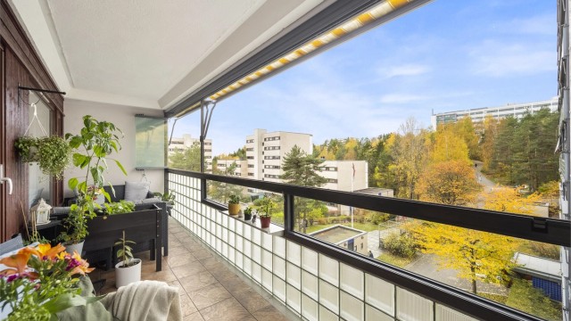 Caroline Berg-Thomassen har gleden av å presentere Odvar Solbergs vei 48. Foto: Martine Eren Studio