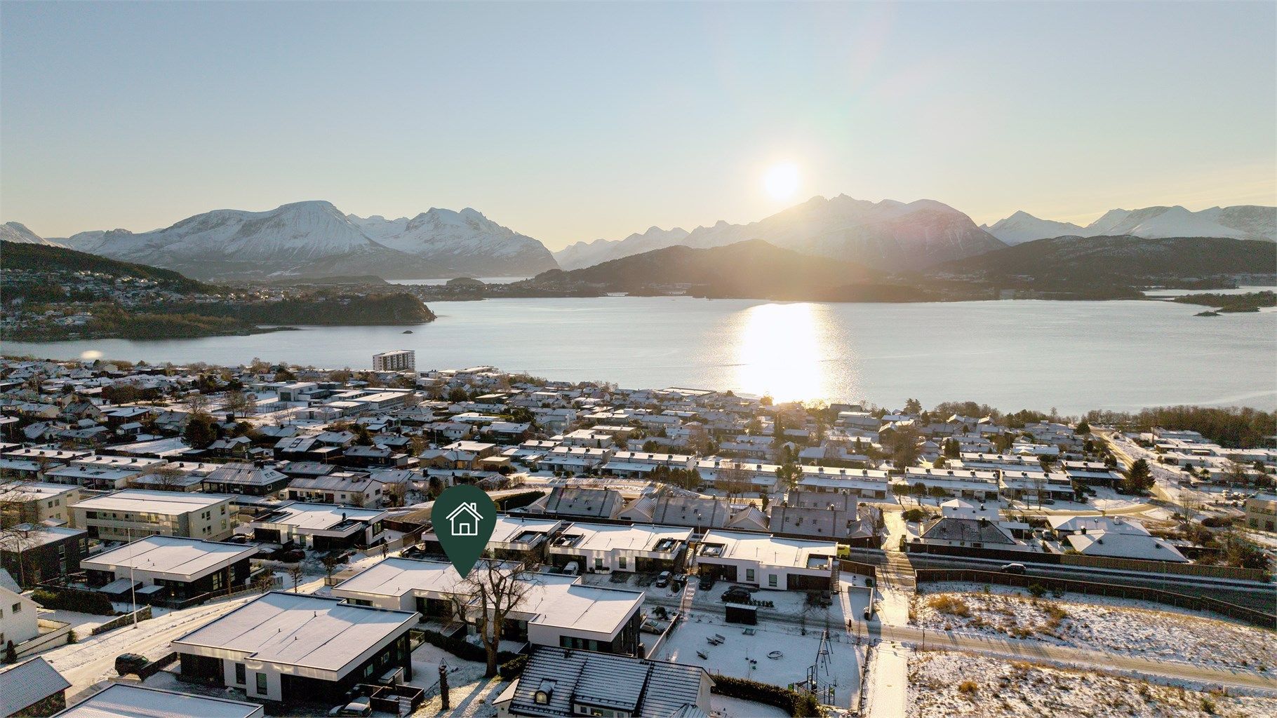 Dronebilde av nærområdet tatt fra nord mot syd