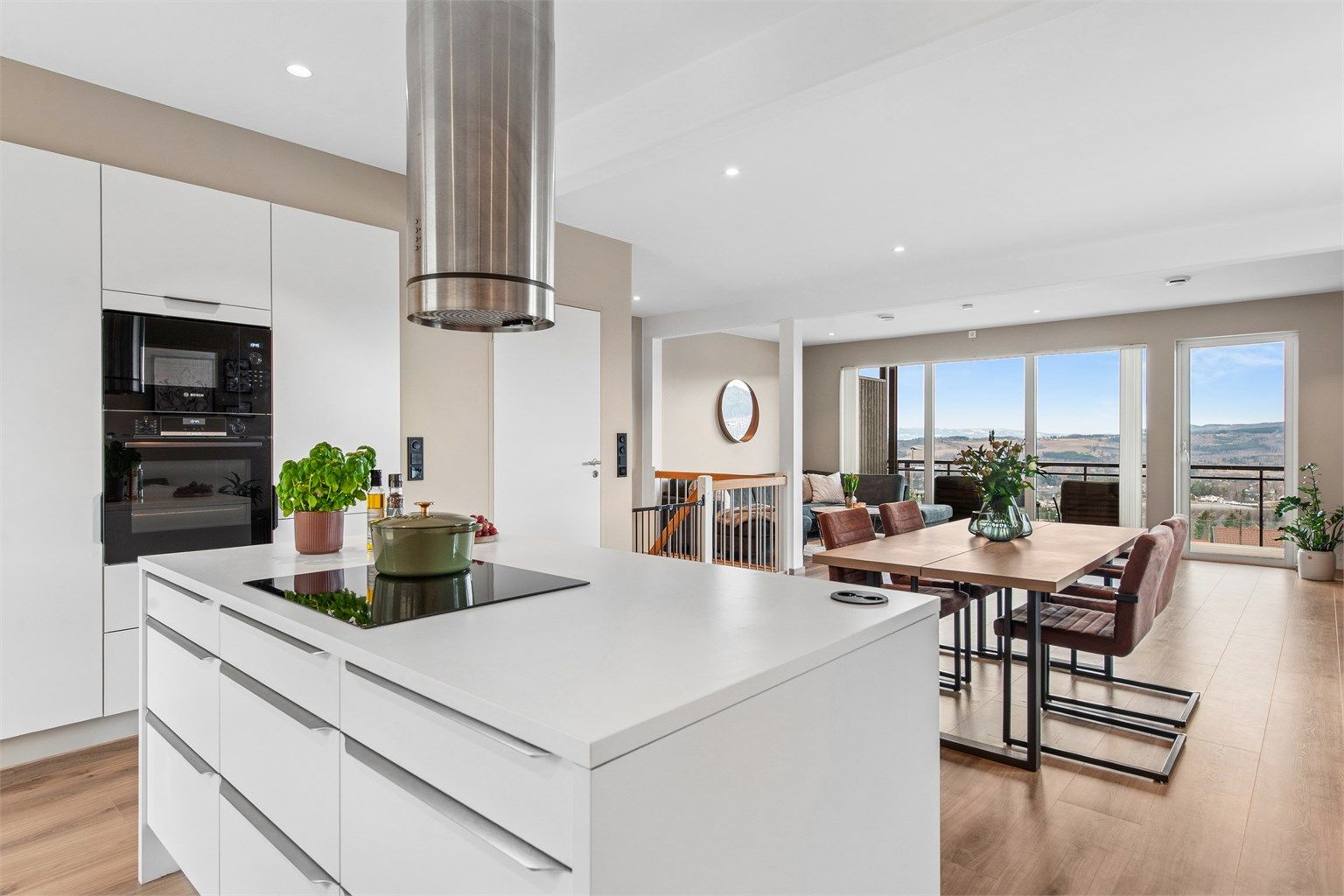 Åpen stue- og kjøkkenløsning med meget fine utsikts- og solforhold. 