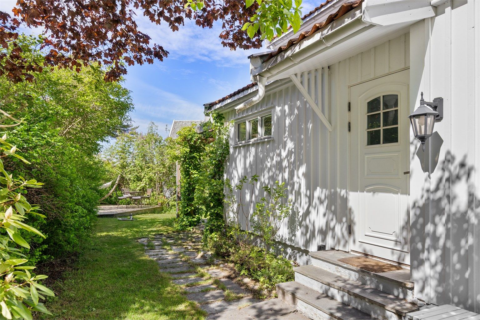 Det er mange flotte uteområder rundt boligen, her finner du alltid en plass der solen varmer på fine sommersdager