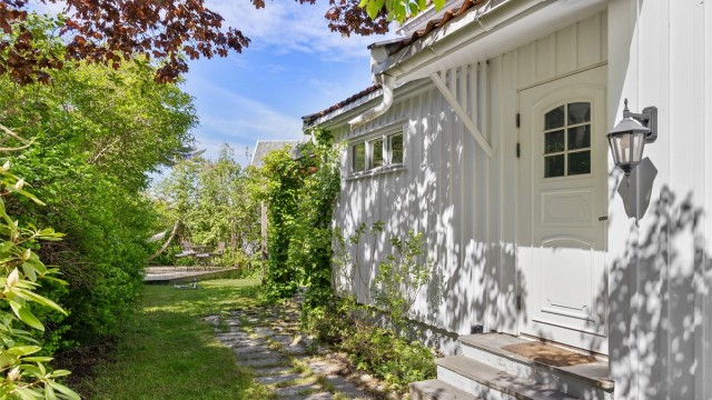 Det er mange flotte uteområder rundt boligen, her finner du alltid en plass der solen varmer på fine sommersdager