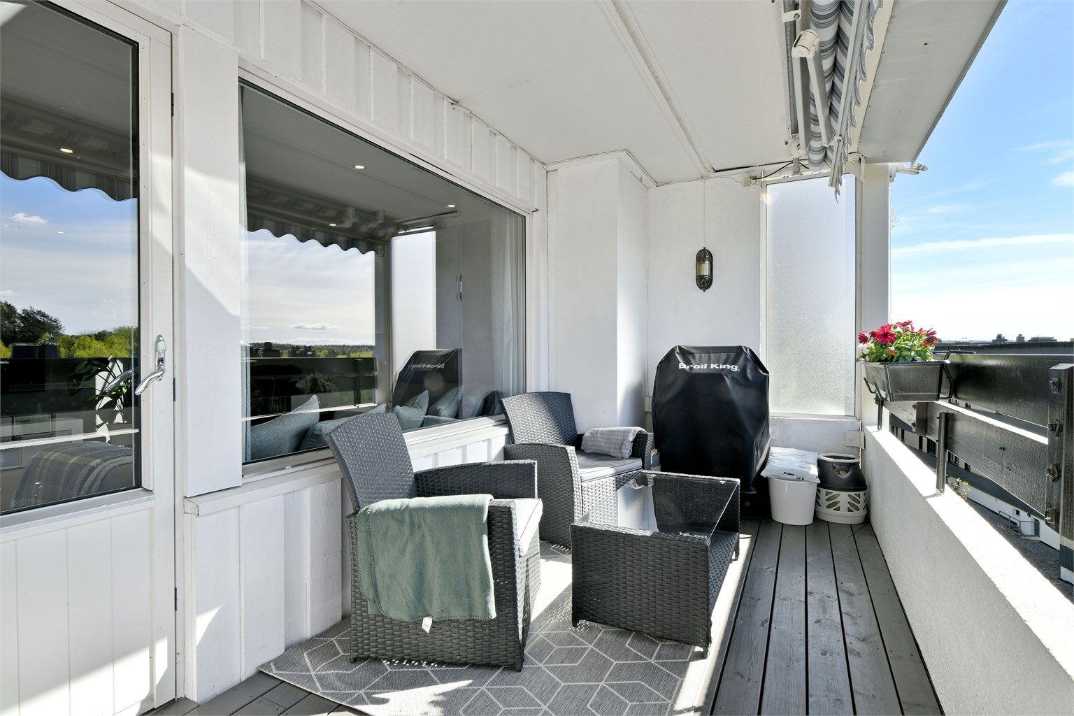 Balkong - overbygget balkong med elektrisk markise - platting fra 2018