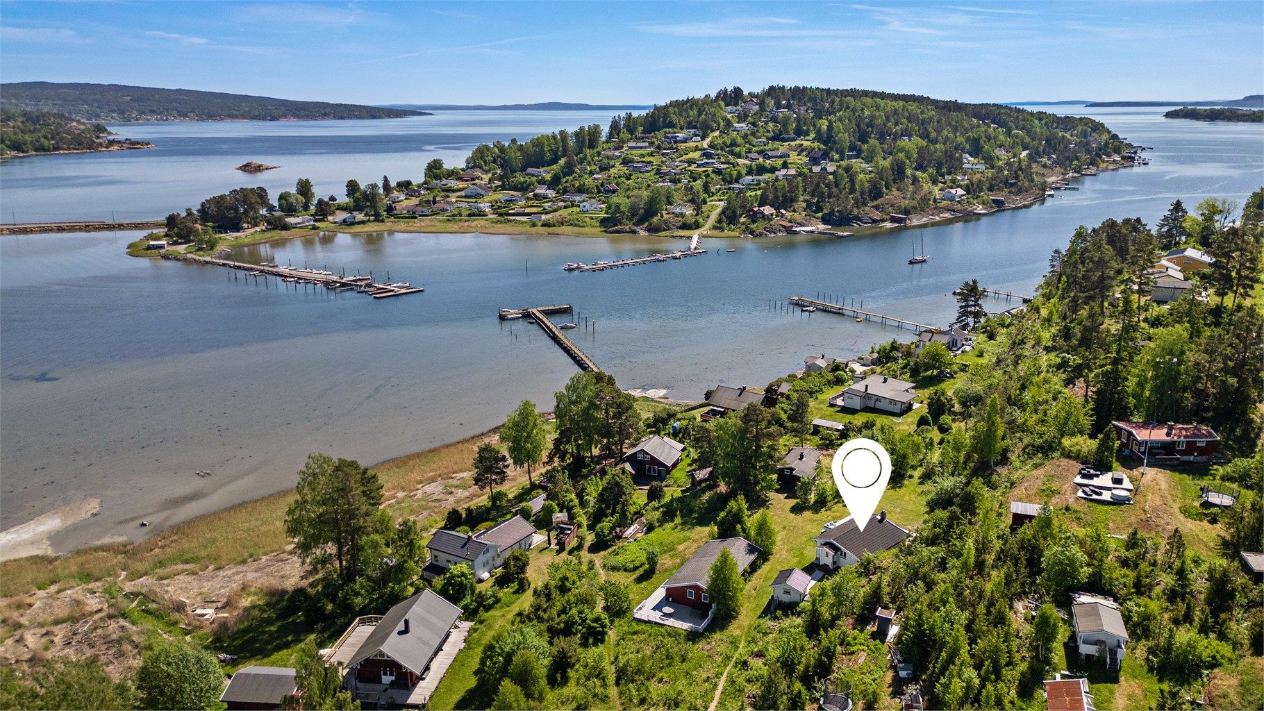 Denne hytta har en lun beliggenhet på øyas nordre del med nærhet til vannet og flott utsikt innover Sandebukta