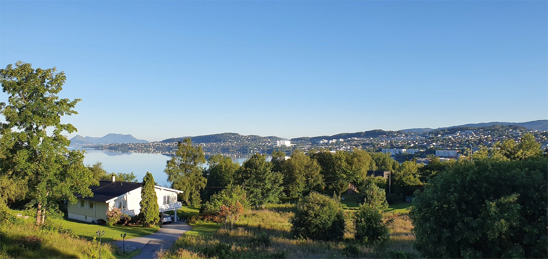 Flott utsikt vestover mot Borgundfjorden - bilde tatt av selger