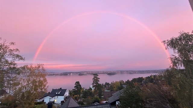 Selgers foto: Utsikten byr stadig på nye naturopplevelser og vakre fargespill gjennom året.