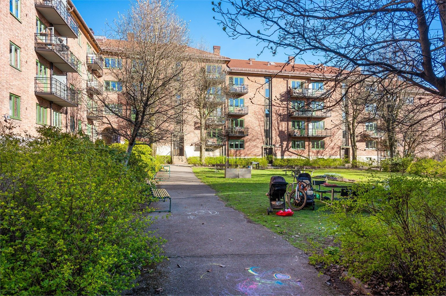Bygården fra 1933 har en stor, skjermet bakgård med grøntarealer og sittegrupper for beboerne.