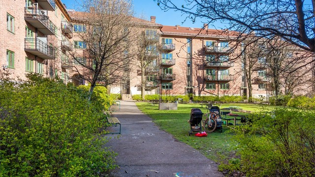 Bygården fra 1933 har en stor, skjermet bakgård med grøntarealer og sittegrupper for beboerne.
