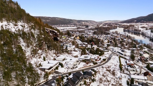 Kort kjørevei (ca. 5 min) til barneskole og ungdomsskole