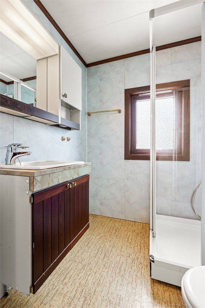 Badet i andre etasje er utstyrt med dusjkabinett, servantinnredning og toalett.