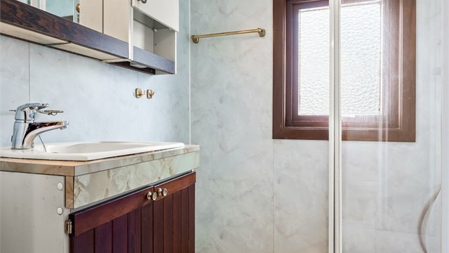 Badet i andre etasje er utstyrt med dusjkabinett, servantinnredning og toalett.