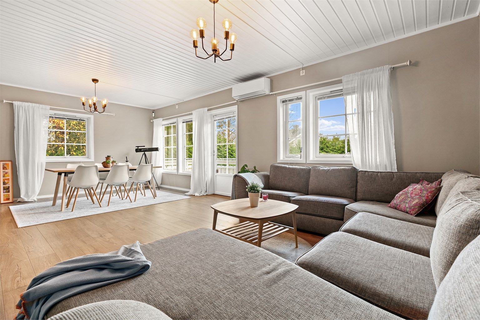 Stuen har store vindusflater som slipper inn masse naturlig lys.