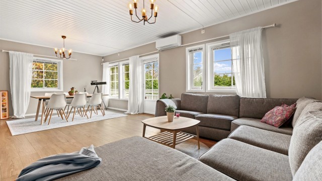 Stuen har store vindusflater som slipper inn masse naturlig lys.