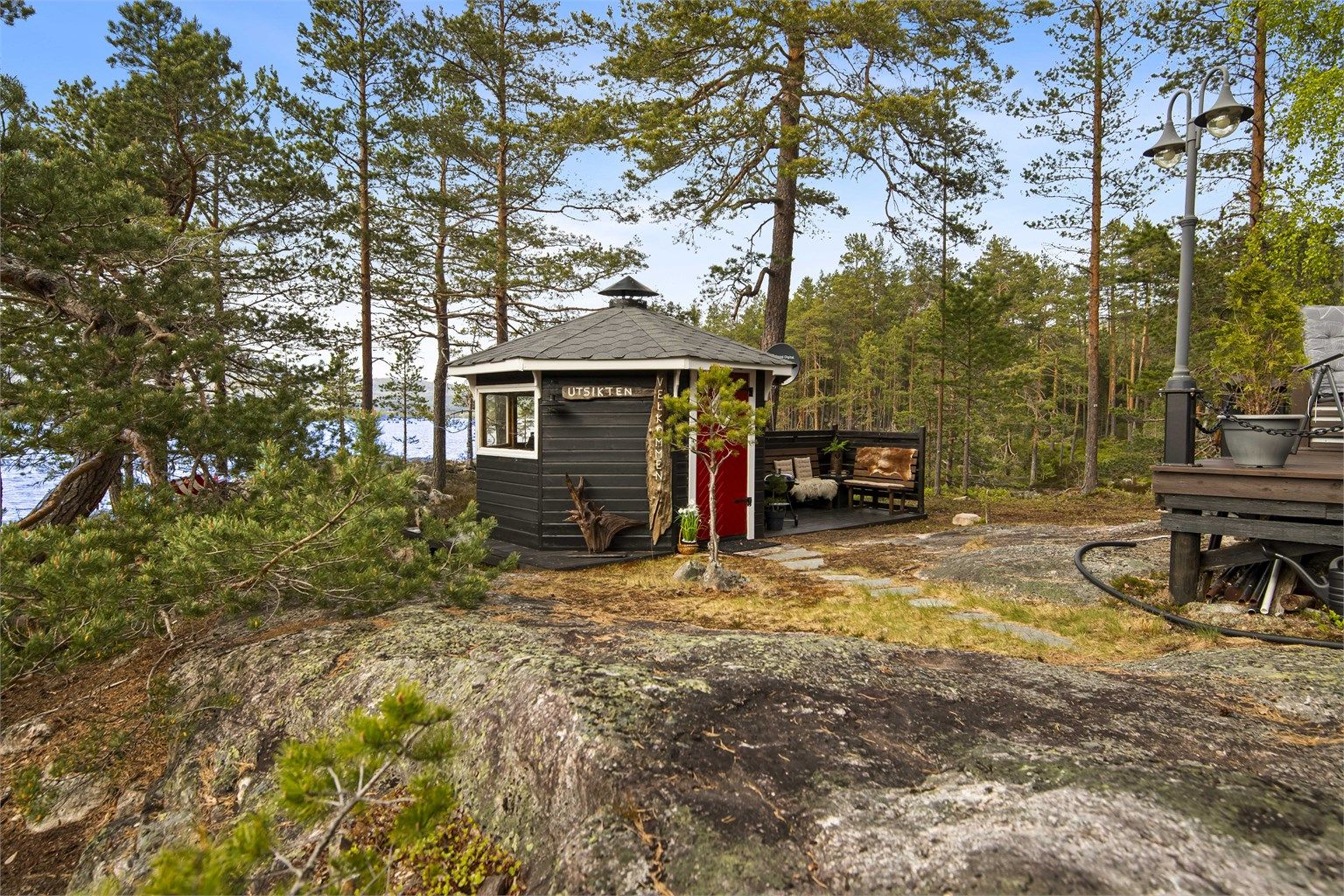 Grillbua er plassert med nærhet til både hytta og vannkanten.