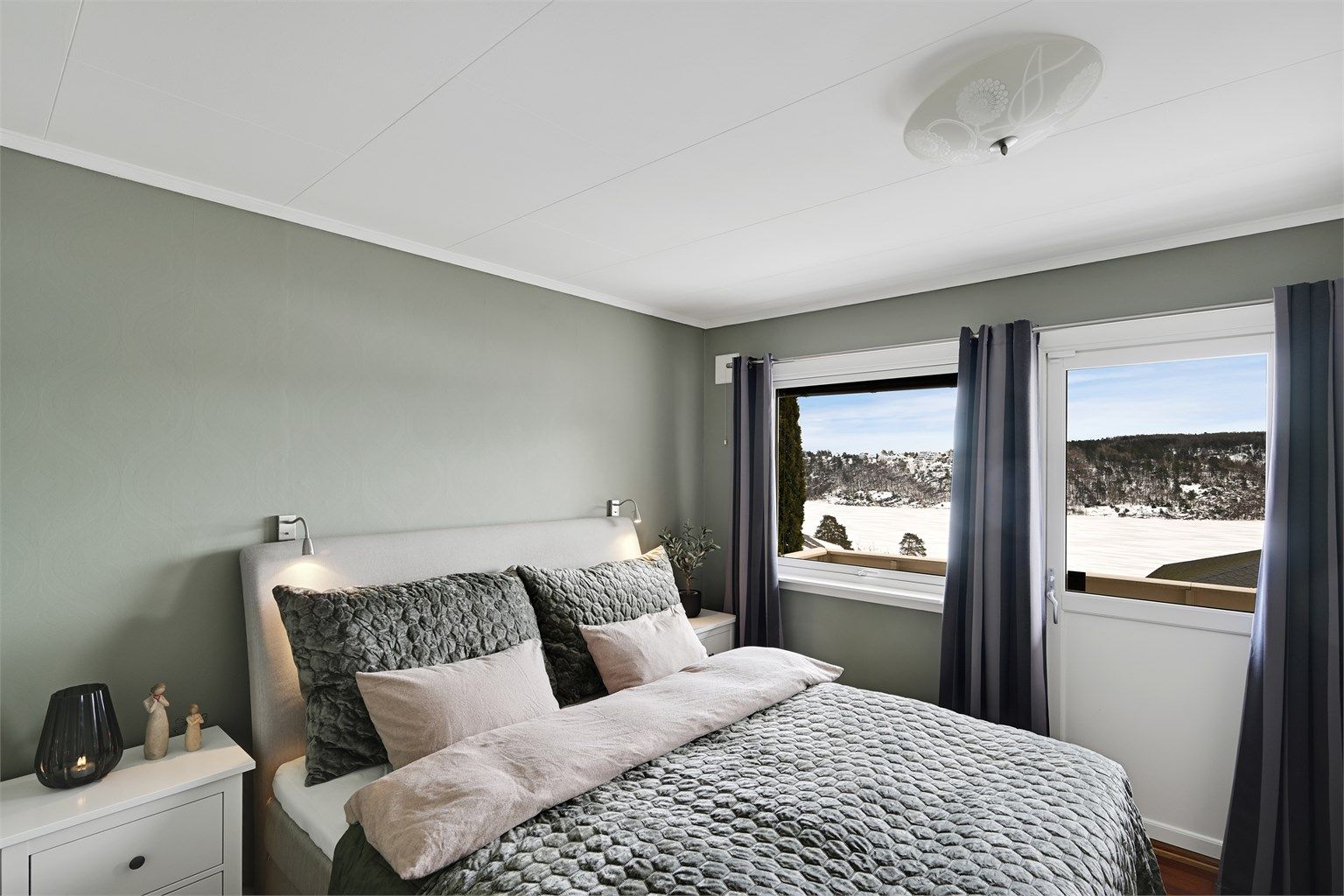 Hovedsoverom malt i en lun og delikat farge. 