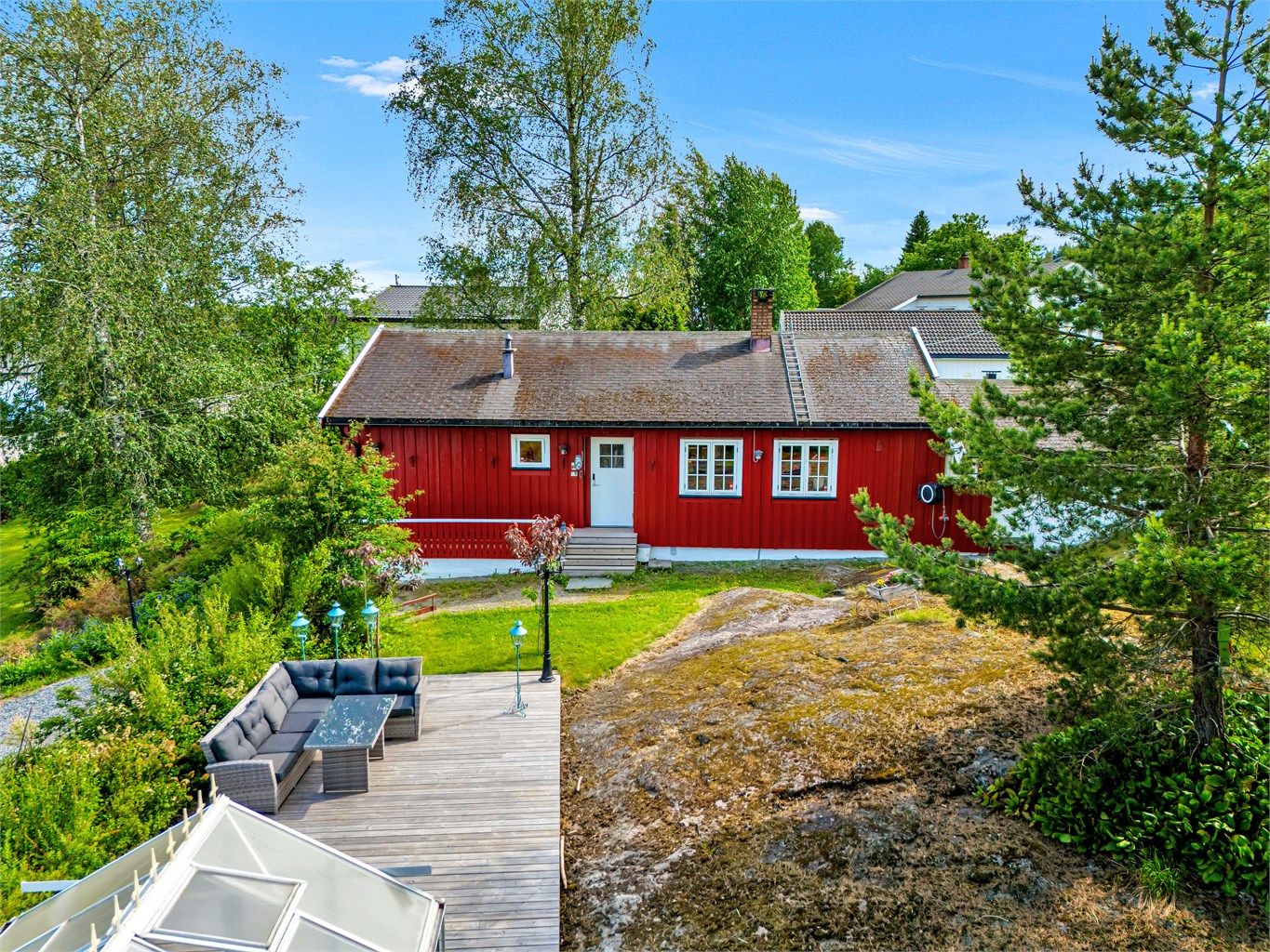 Eiendommen er idyllisk og frittliggende i landlige  Flateby