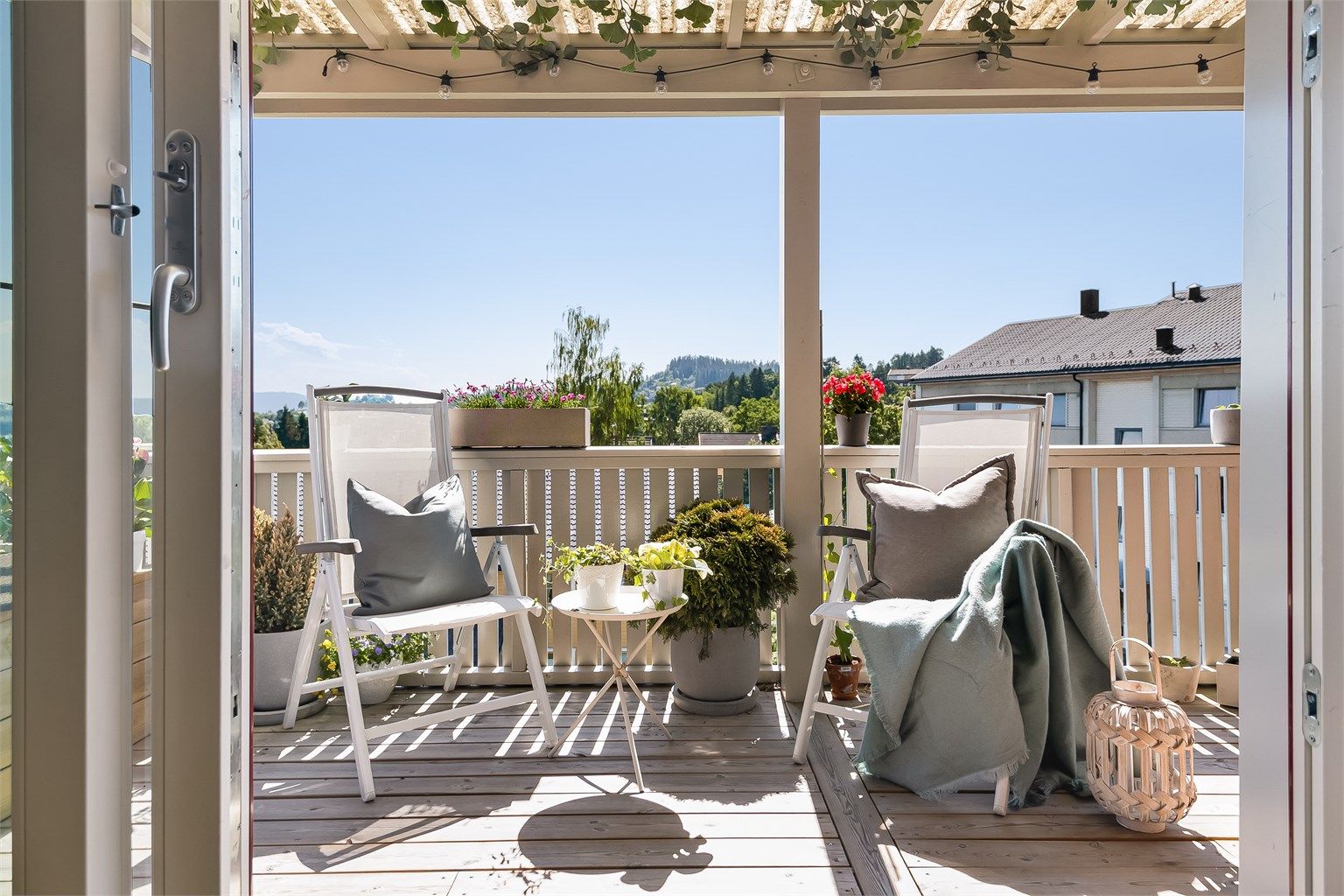 Balkongen er overbygd og vil på sommerstid oppleves som en fin forlengelse av stuen.