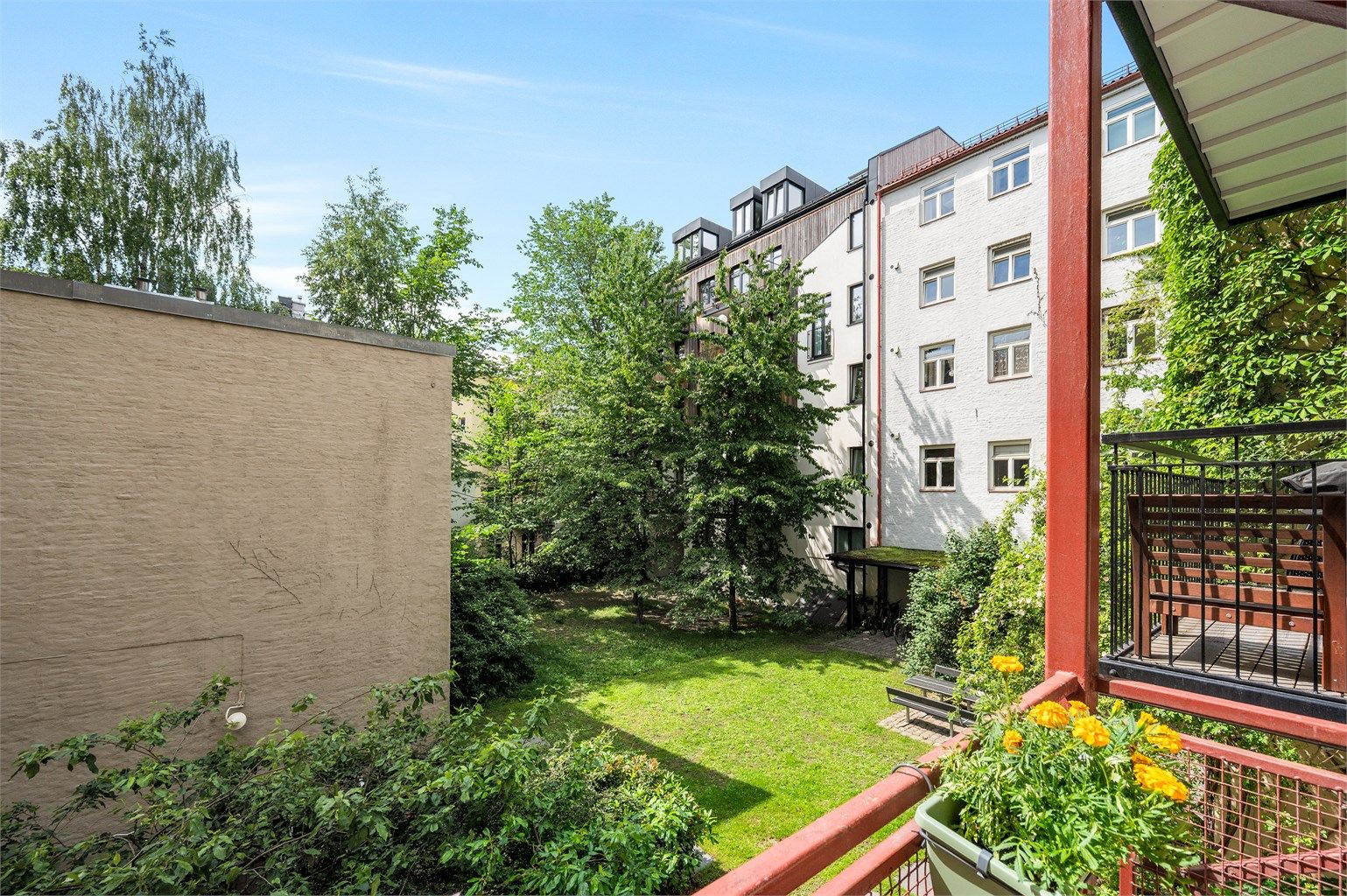 Utsyn til en rolig og skjermet bakgård.