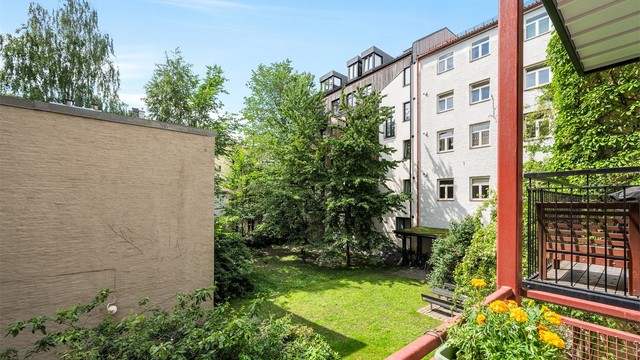 Utsyn til en rolig og skjermet bakgård.