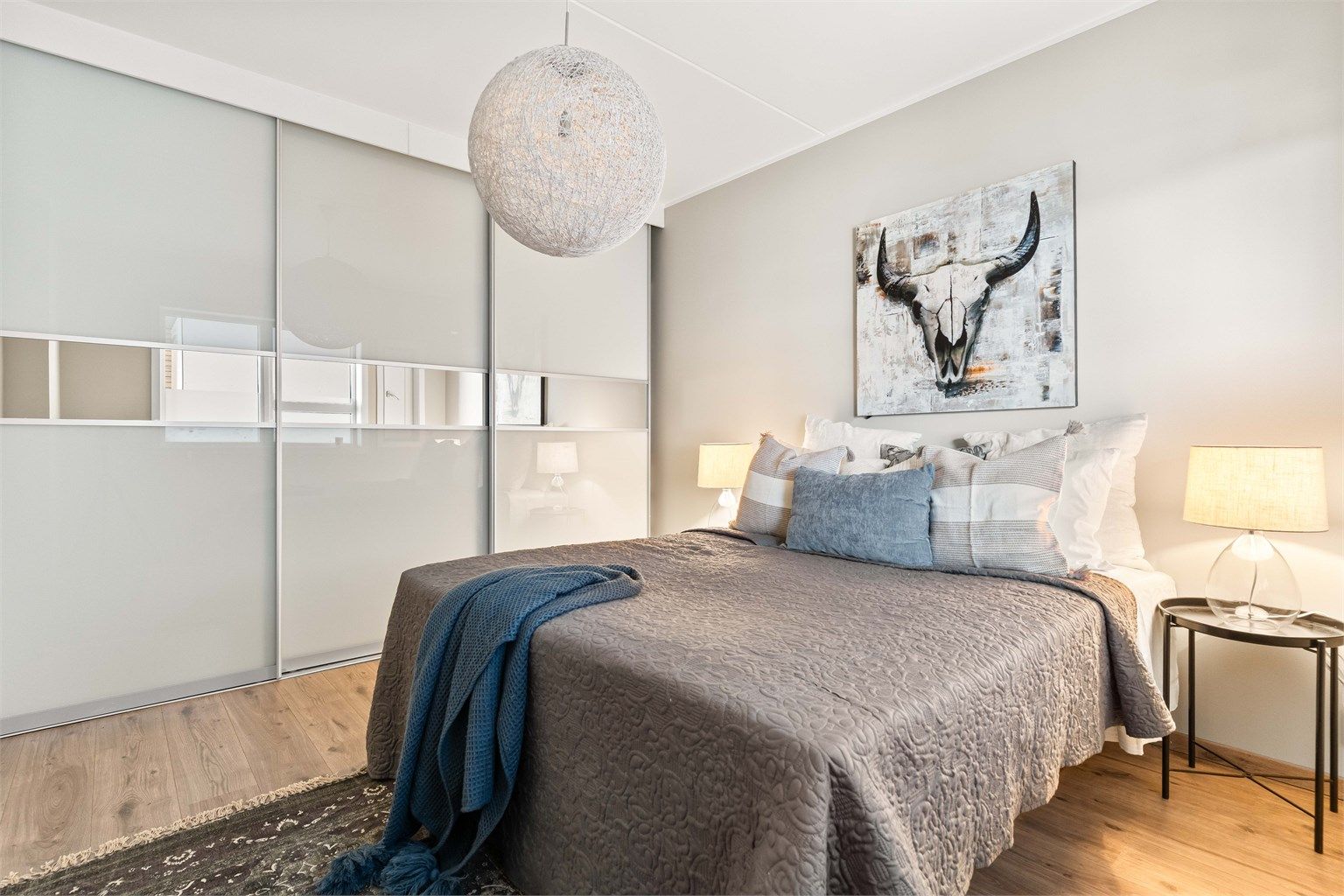 Romslig hovedsoverom med god plass til dobbeltseng. Rommet er utstyrt med praktisk skyvedørsgarderobe med gode oppbevaringsmuligheter.