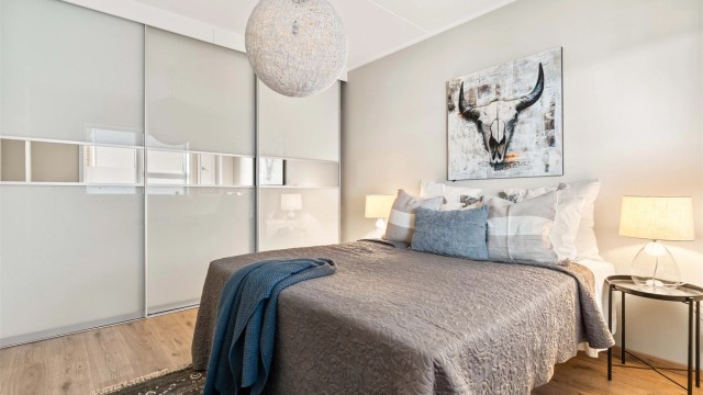 Romslig hovedsoverom med god plass til dobbeltseng. Rommet er utstyrt med praktisk skyvedørsgarderobe med gode oppbevaringsmuligheter.