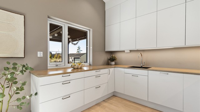 Fra kjøkkenvinduet har du direkte utsyn og utgang til den store terrassen.