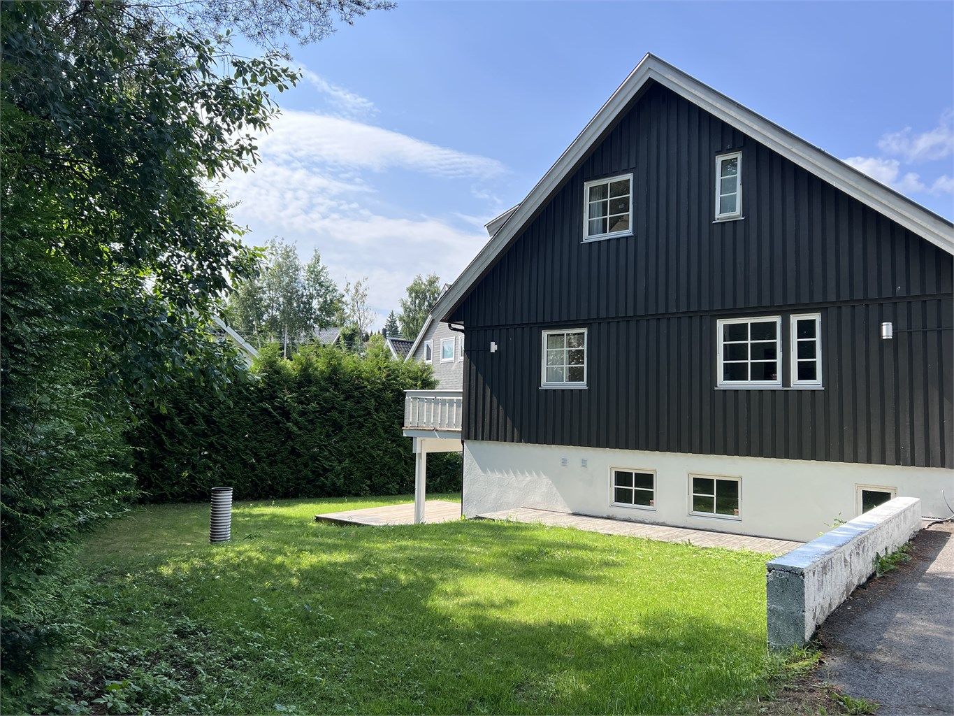 Eiendommen ligger innerst, og har en meget usjenert hage.