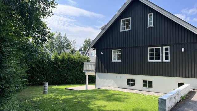 Eiendommen ligger innerst, og har en meget usjenert hage.