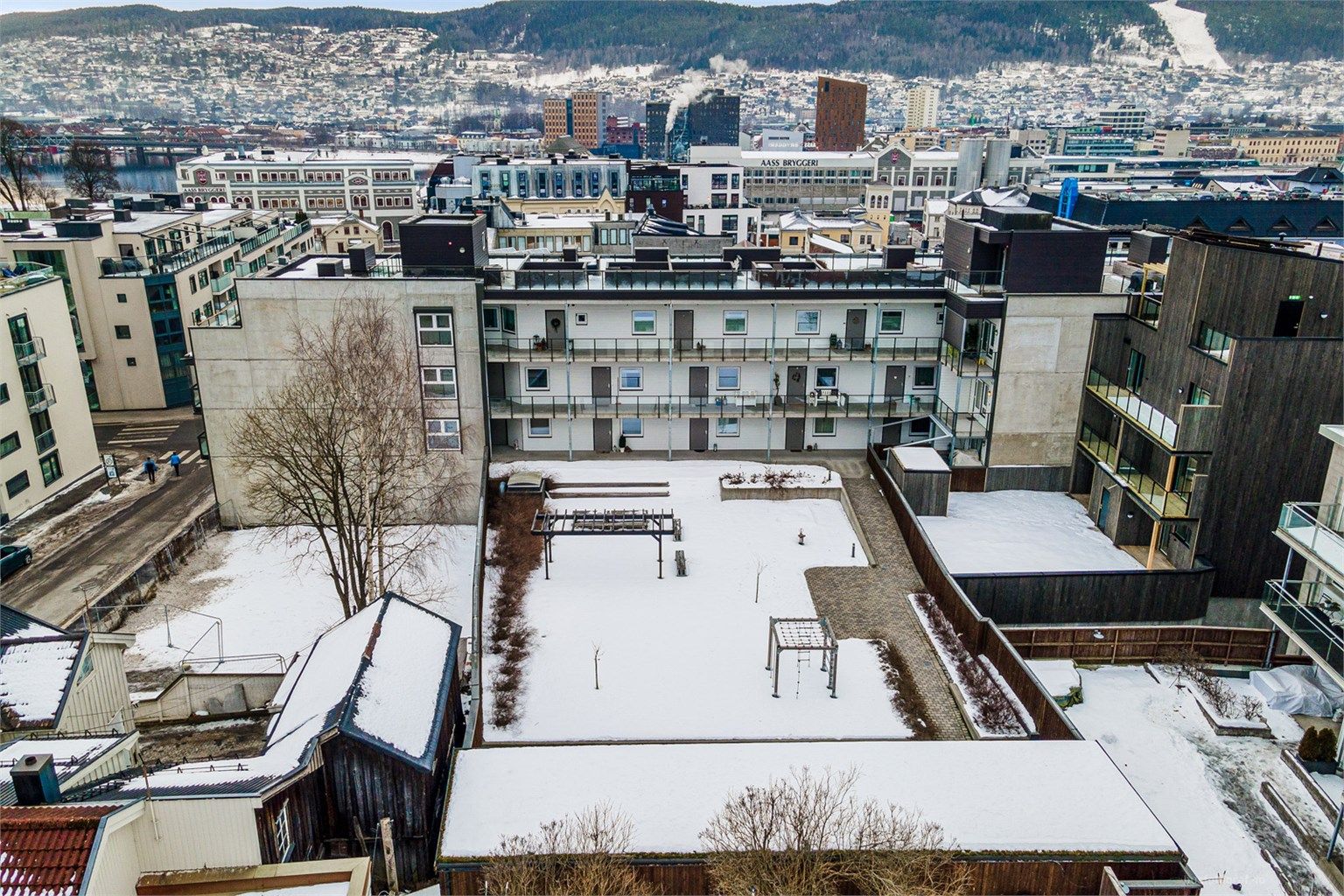 Skjermet og flott atriumhave med flere sittegrupper samt lekeplass.