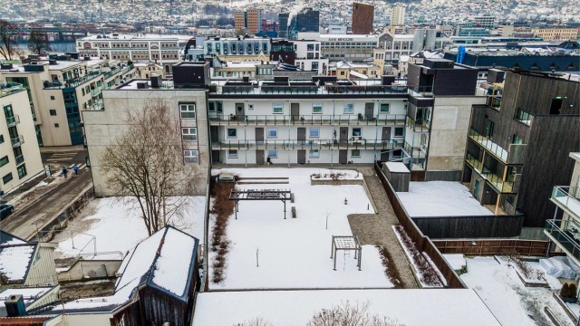 Skjermet og flott atriumhave med flere sittegrupper samt lekeplass.