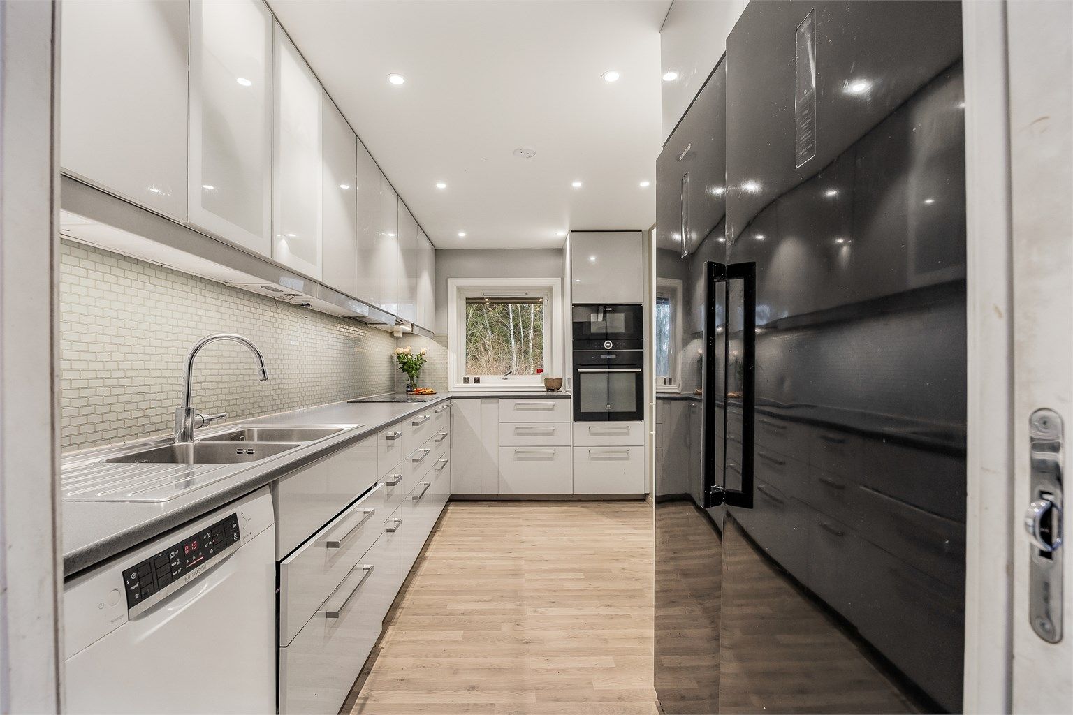 Godt med skap- og benkeplass, samt benkeskapsbelysning som gir et godt arbeidslys.