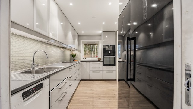 Godt med skap- og benkeplass, samt benkeskapsbelysning som gir et godt arbeidslys.