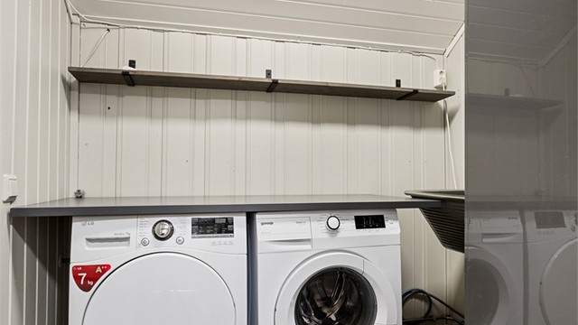 Vaskerommet har opplegg for vaskemaskin og tørketrommel, samt utgang til terrassen.