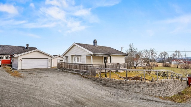 Velkommen til Fuglerudvegen 18 på Råholt. Her bor du familievennlig med stor hage, garasje og kort vei til servicetilbud.