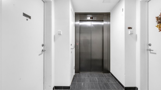 Med adkomst via heis fra bakkeplan eller trappeoppgang opp til 9. etasje kommer du inn til leiligheten.