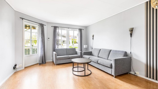 Innvendige overflater i leiligheten er hovedsakelig byggeåret. Malerarbeid er i senere år utført i de fleste rom.