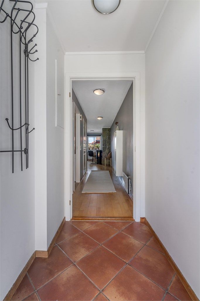 Entréen har flisgulv. Sikringsskapet med automatsikringer er plassert her.