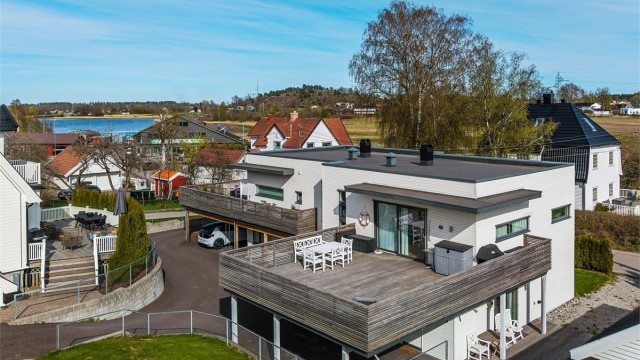 Velkommen til Skarphagaveien 11B! En arkitekttegnet halvpart av tomannsbolig fra 2018, med høy standard og en gjennomtenkt, arealeffektiv planløsning. Foto: kristian Bollæren