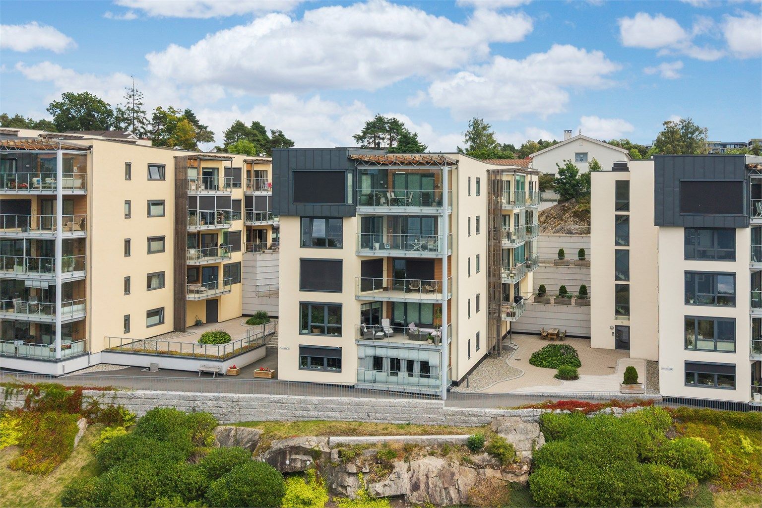 Leiligheten ligger i 5.etasje med utsikt mot Mossesundet. 