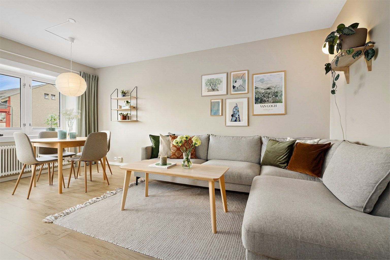 Hele leiligheten en malt i tidsriktige farger og er lys og gjennomgående